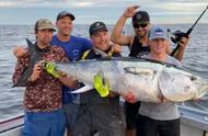 纽约海域现巨型金枪鱼，渔民捕获重达500斤
