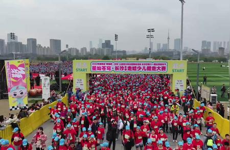 4800人大型走娃团成功完成12公里徒步挑战