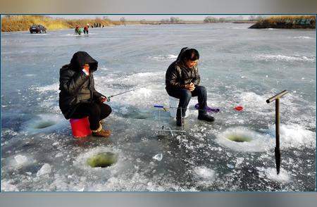 天津男子冬日钓鱼意外失踪：冰面垂钓需谨慎，生命安全至关重要