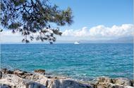 探索克罗地亚海岛：绿水晶美誉下的海洋秘境