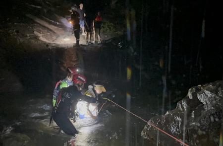 22 名驴友深山暴雨夜困，福州消防如何紧急营救？