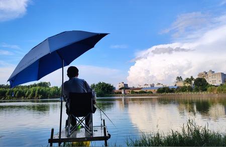 雨季垂钓秘笈：下雨天野钓的黄金时段！