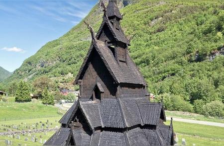 探索世界：奇特的木板教堂与岩石居所之旅