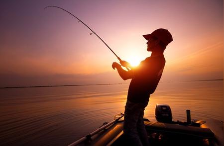 钓鱼人的钓法世界：技艺繁多的垂钓艺术探秘