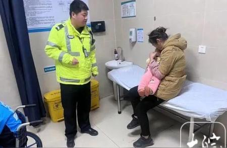 安徽仅11个月大婴儿遭兔子咬伤手指，紧急送医过程令人揪心