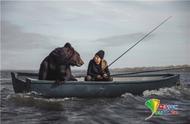 俄罗斯女子与棕熊的非凡友情：宠物与伴侣的湖上钓鱼之旅