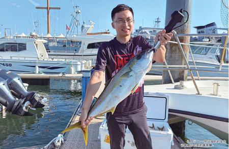 海钓热潮：青岛近海的刀鱼渔汛吸引大批钓鱼爱好者