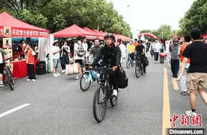 大一新生骑行千里报到南昌大学：励志之旅背后的故事