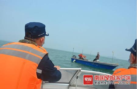 三男子在防城港海域钓鱼时迷失方向，海警迅速找回