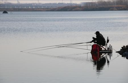 钓鱼爱好者需要准备多少根鱼竿？