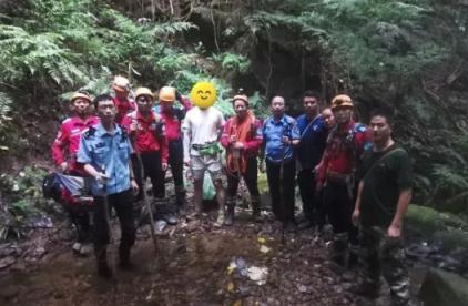 独自爬山，只带一瓶水？“驴友”的深山冒险