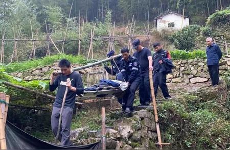 驴友山中意外，15人联手将其救出