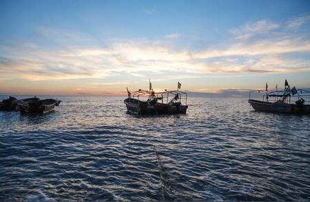 18名钓鱼爱好者遭遇海岛困境，直升机紧急救援