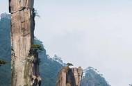 三清山的美景：攀岩者在石壁上打钉子的故事