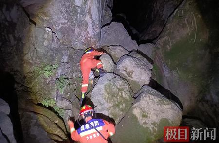20名户外爱好者在大冶毛铺深山中被困，救援人员深夜紧急行动