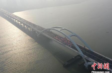 南昌市民徒步跨桥迎接新年，展现城市活力与魅力