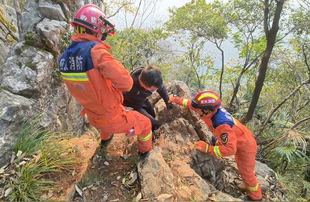 涪陵消防紧急行动，救助体力不支的驴友