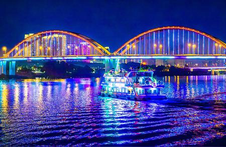 南宁市的灵魂之河：夜游邕江的奇妙之旅