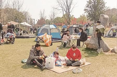 春日户外活动热潮，市民热衷购买登山露营装备