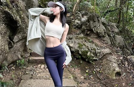 美女摄影师的山林徒步之旅：绝美写真集