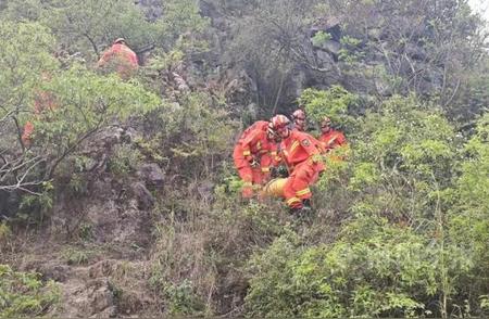 旗山紧急救援：柳州驴友受伤悬岩，消防英勇施救