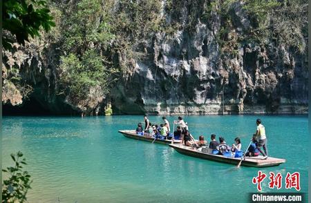 春季来临，徒步旅行成年轻人新宠