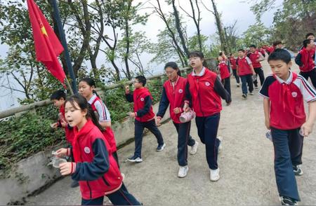 岳麓山上的国防教育活动，小学生徒步拉练