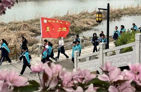 东昌府区民主小学组织徒步拉练，春风十里不如同伴
