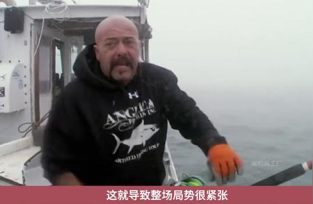 渔夫海上作业意外捕获金枪鱼