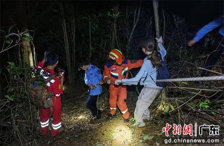 清远深山紧急救援行动：4名迷路“驴友”获救