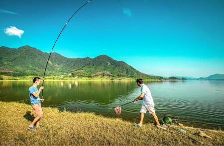 夏季垂钓指南：从近岸到远洋的渔获技巧