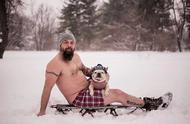 雪地中的男子与斗牛犬：一幅温馨的写真画面