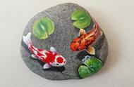 手绘风水鱼：锦鲤石头画的魅力