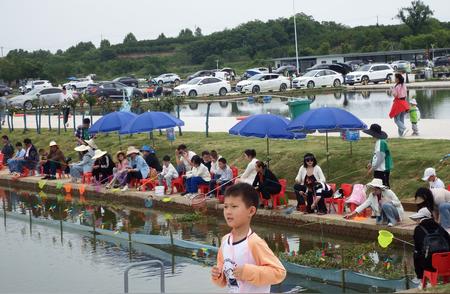 仓埠山庄举办盛大“钓虾节”，千人同场竞技嗨翻新假日