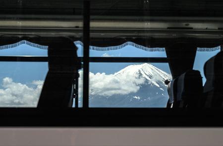面对旅游热潮，富士山热门徒步路径实施入山限制