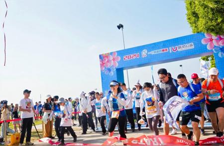 浦东举办“鸡蛋大暴走”活动，千人徒步献爱心助力儿童慈善
