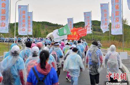 吉林长春：3000名徒步爱好者雨中挑战健步行
