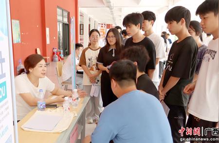 广西农工院举办实习就业双选会，23家宠物服务企业带来262个职位