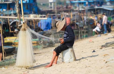 沿海渔村集市：一套渔具仅售十元，品种丰富