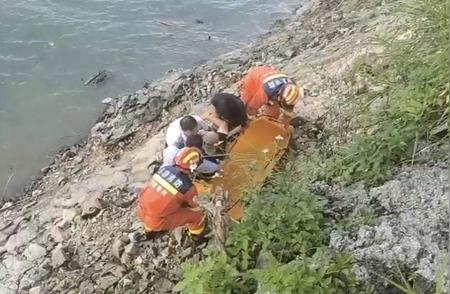 福州男子钓鱼意外坠落崖边，消防部门迅速救援成功