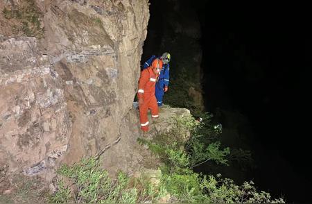 消防英雄夜行悬崖，成功救援20名登山爱好者！