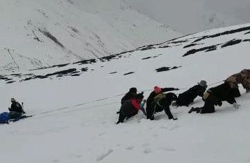 30岁徒步爱好者贡嘎山遇难：海拔4500米雪山上，救援人员跪地前行转运遗体下山