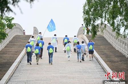 上海青年雨中徒步松江，展现创业激情