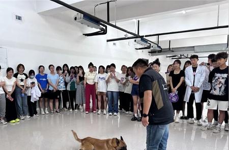 菏泽职业学院建筑与化工学院：探索宠物行为及训犬师技能培训新领域