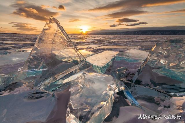 贝加尔湖蓝冰：可能是冰存在的最高境界了，蓝水晶一样美到窒息
