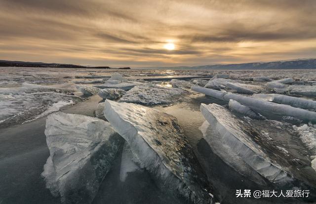 贝加尔湖蓝冰：可能是冰存在的最高境界了，蓝水晶一样美到窒息